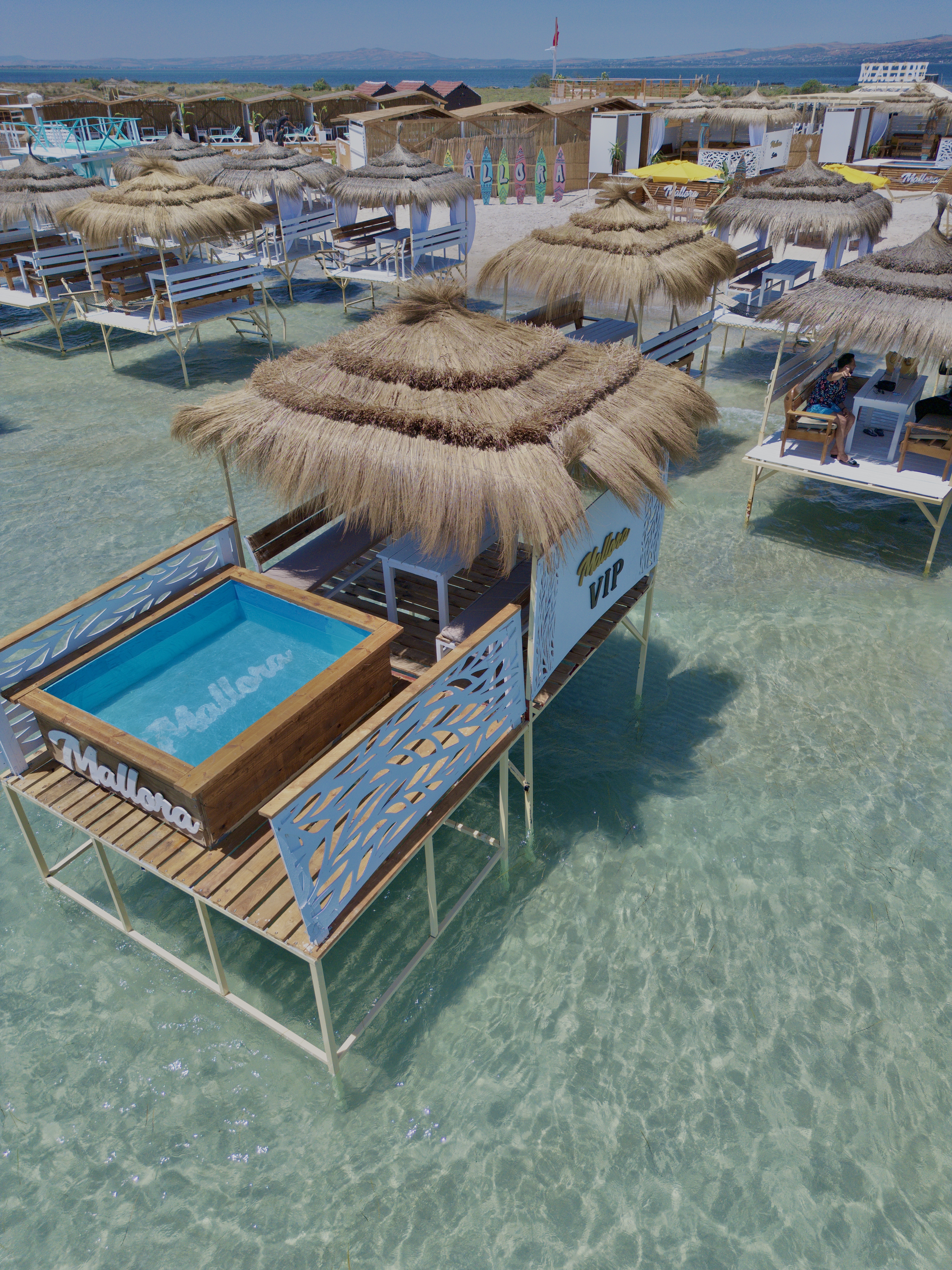 Paillote pieds dans l'eau VIP